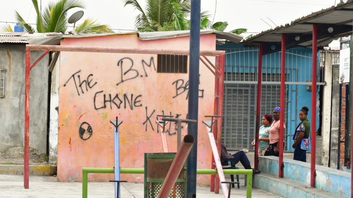 En el lugar del tiroteo, vecinos colocaron una vela por los fallecidos en Durán.