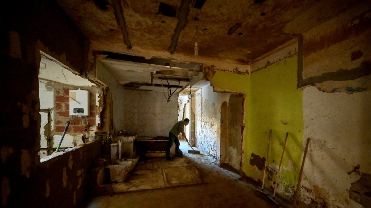 Un hombre limpia barro de una casa después de una inundación mortal en Paiporta, cerca de Valencia, este de España, el 27 de noviembre de 2024.
