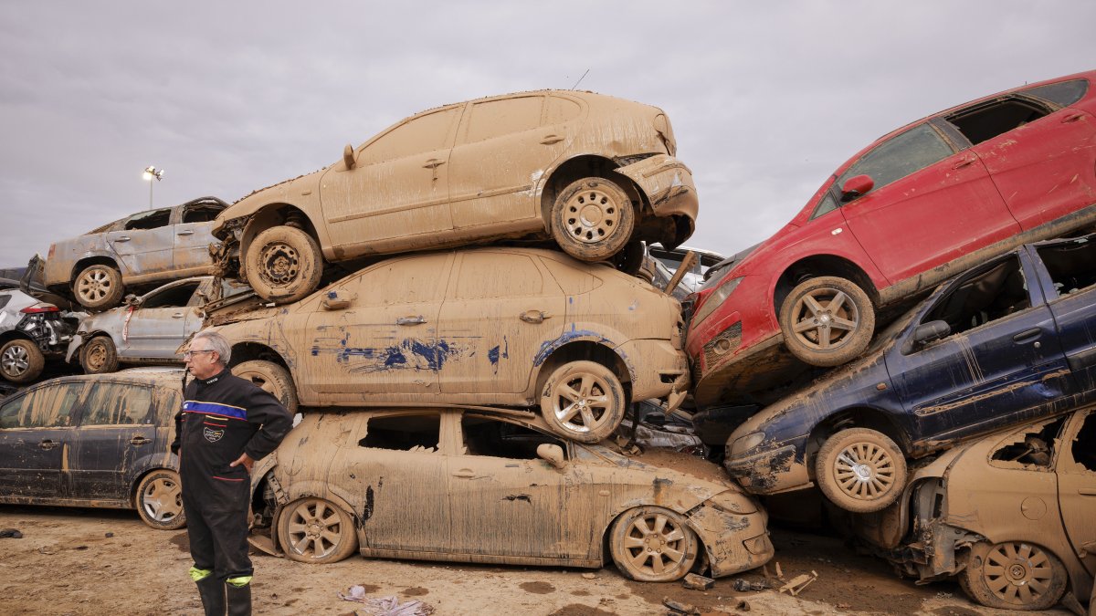Manuel Rubio, de 65 años, que se ha desplazado desde su pueblo, Motilla del Palancar (Cuenca), para localizar su vehículo, un Peugeot-407.