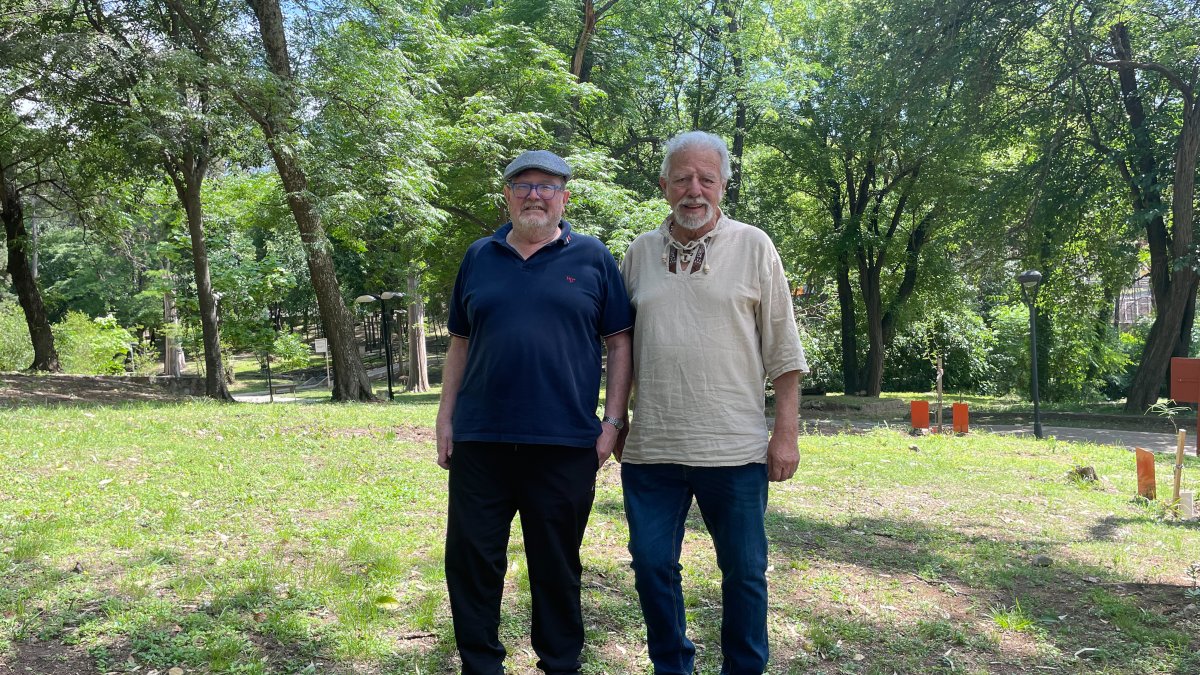 Pedro Solans (i) y Leopoldo 'Teuco' Castilla, fundadores de los Bosques de la Poesía, en Carlos Paz, un bosque en la Ciudad de Villa Carlos Paz en provincia de Córdoba (Argentina).