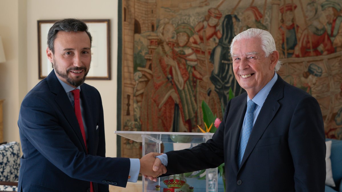 El embajador de España en Panamá, Guzmán Palacios (i), saluda al creador de la iniciativa de las audioguías, Luis Blas Arioto, durante la presentación de las audioguías sobre Panamá Viejo.