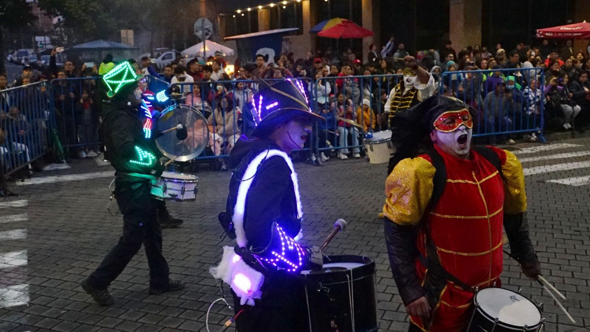 Desfile. Con música y baile los danzantes y estudiantes recorrieron once cuadras de la avenida Amazonas