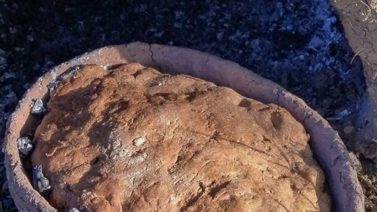 Focaccia' sazonada con manteca de cerdo horneado en una réplica de husking trays.