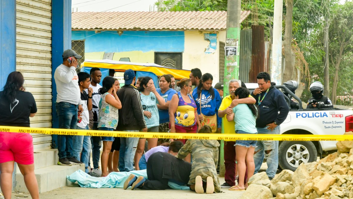 La Policía acordonó el área. Familiares llegaron a reconocer a la víctima.
