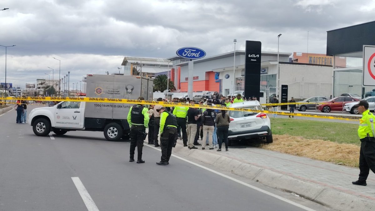 El cuerpo fue retirado del lugar por personal de criminalística.