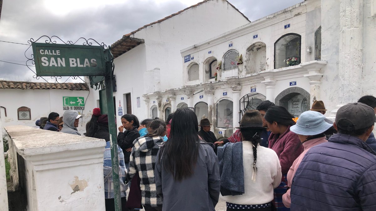 Los familiares de la mujer fallecida llegaron a la morgue a llevarse el cuerpo, en medio de la consternación.