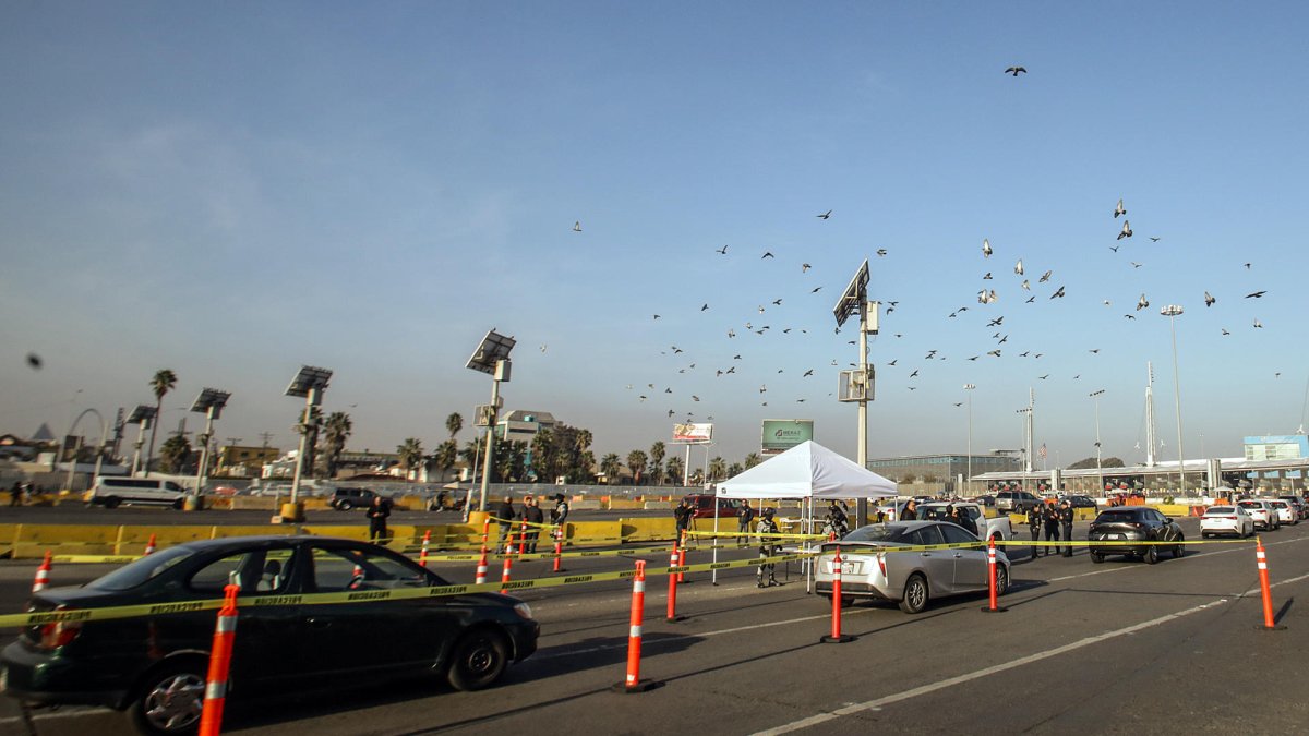 Personal de la Guardia Nacional realiza un operativo de revisión vehicular en el puerto internacional de San Ysidro, este jueves, en la ciudad de Tijuana, estado de Baja California (México).