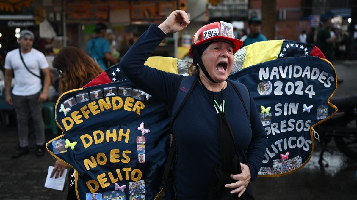 Una mujer opositora grita consignas durante una marcha para conmemorar el Día Internacional de la Eliminación de la Violencia contra la Mujer en Caracas el 25 de noviembre de 2024.