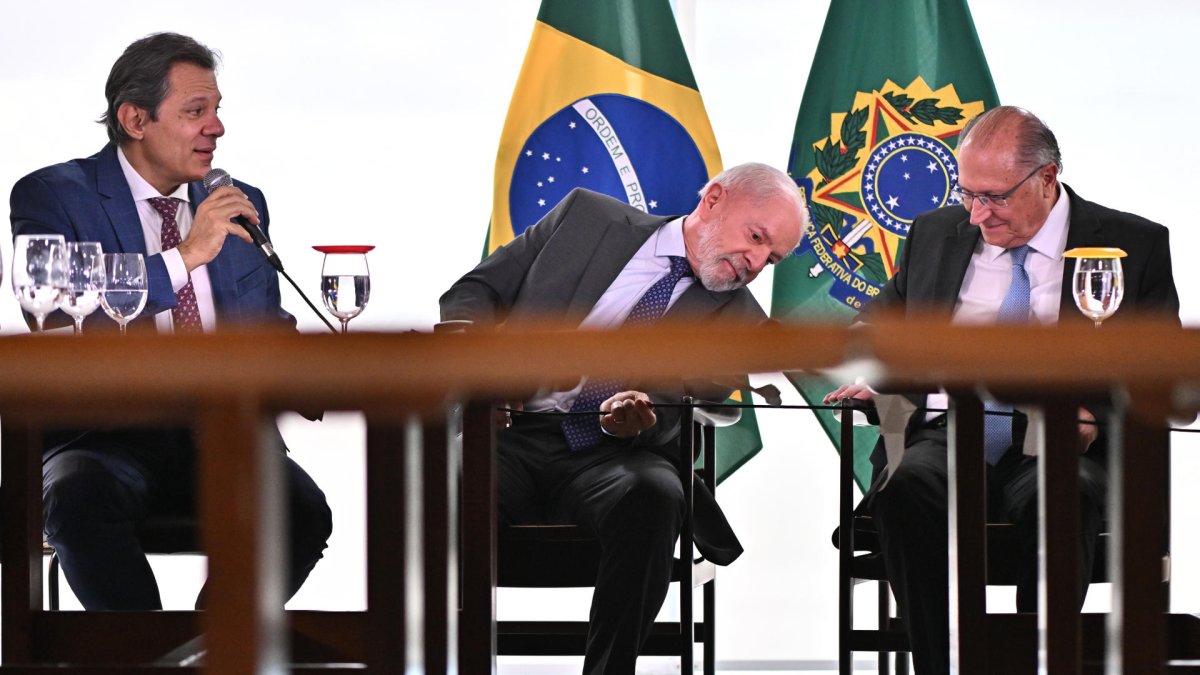 El presidente Lula da Silva, habla con el vicepresidente Geraldo Alckmin, junto al ministro de Hacienda, Fernando Haddad, en el Palácio del Planalto en Brasilia (Brasil).