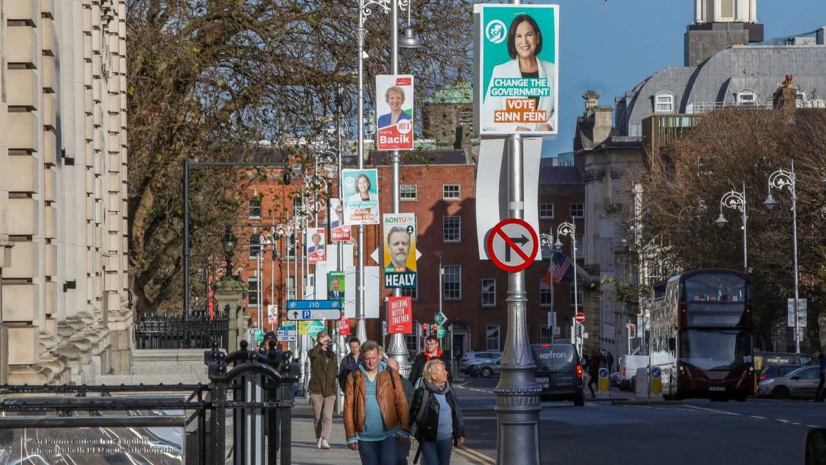Carteles que representan a los candidatos de los partidos políticos en Dublín el 25 de noviembre de 2024, antes de las elecciones generales de Irlanda del viernes.