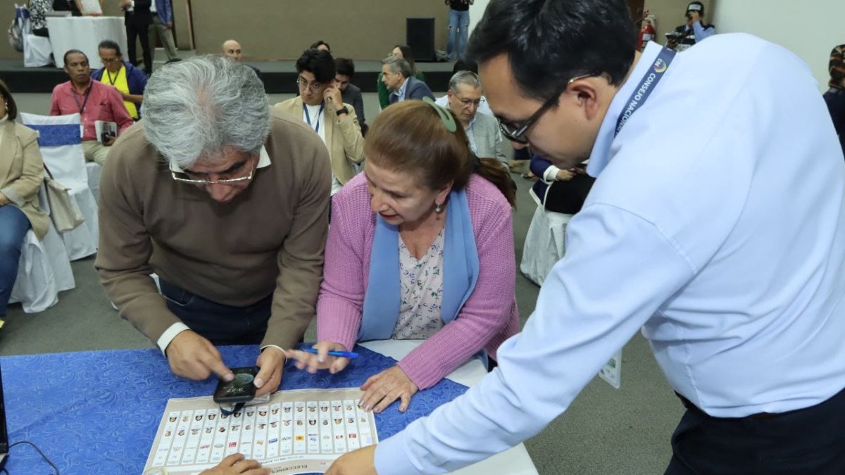 Las organizaciones políticas verificaron las papeletas de sus binomios.