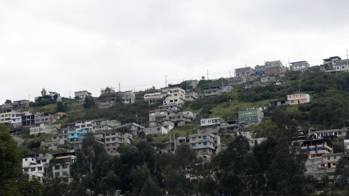 Población. Guamaní, Quitumbe y El Condado son las únicas parroquias urbanas que tienen más de 100.000 habitantes. Juntas representan alrededor del 18 % de la población.
