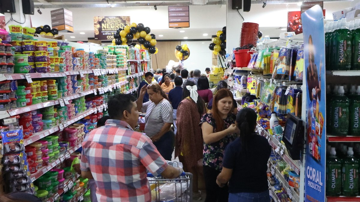 Supermercado. Los clientes compran productos de limpieza.
