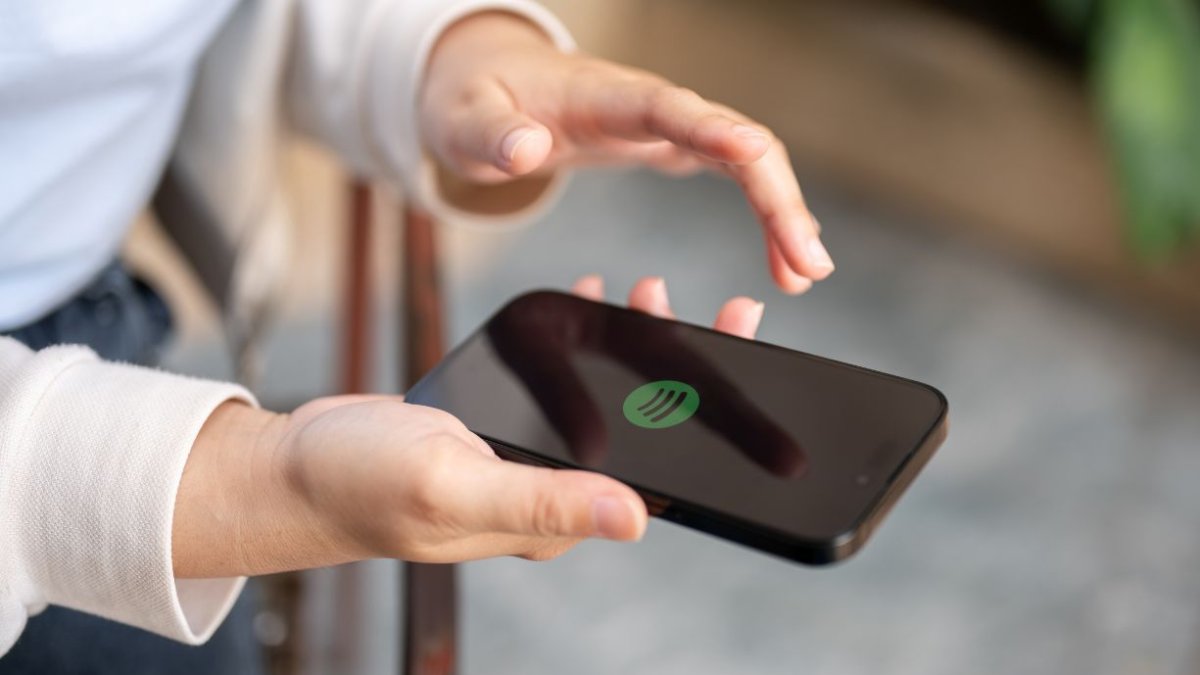 Wrapped es el resumen anual de Spotify que muestra a cada usuario sus canciones, artistas y podcasts más escuchados.