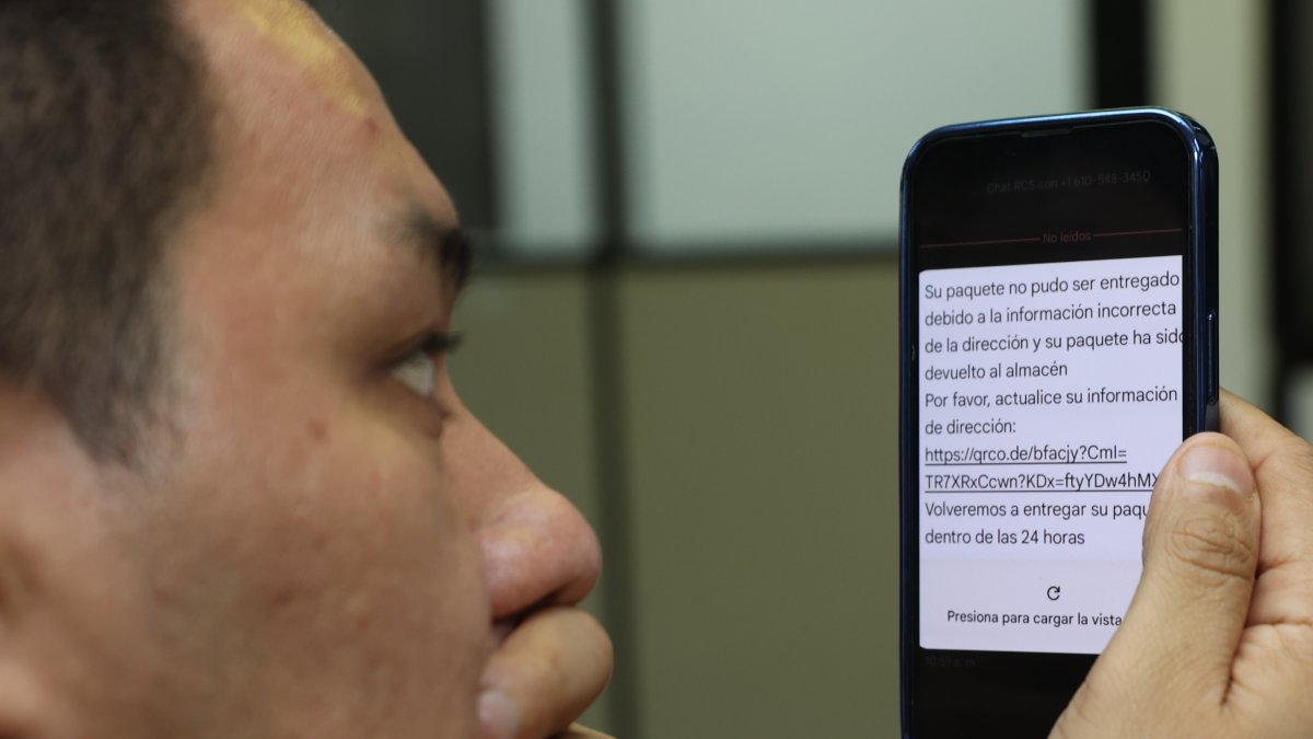 Tecnología. En una foto referencial un persona ve uno de los mensajes que en realidad son estafas.