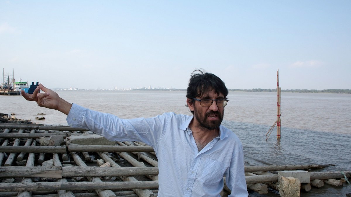 Rafael Espinosa, presidente del Colegio de Ingenieros Navales del Ecuador, junto al río Guayas.