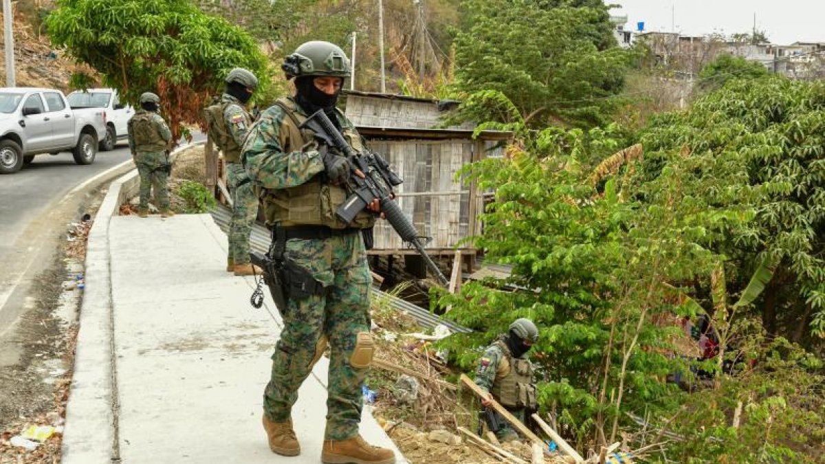 Fuerzas Armadas patrullan zonas como la del cerro Las Cabras, sector invadido por bandas delictivas.
