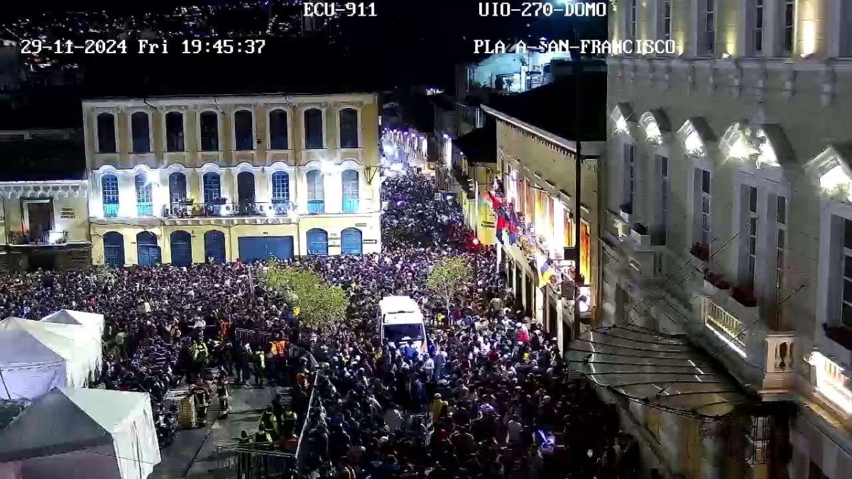 Así lucía la Plaza San Francisco durante el concierto gratuito por las fiestas de Quito.