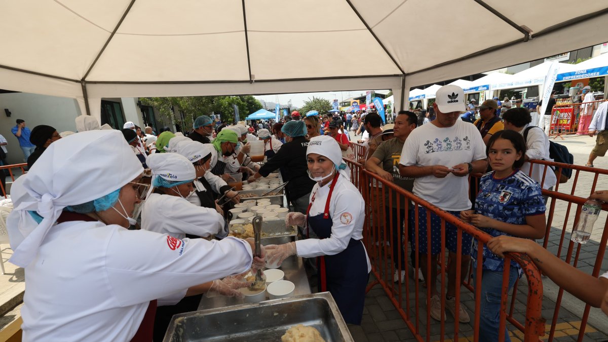 Ciudadanos acudieron hasta una plaza comercial en La Aurora para degustar del encebollado, la mañana de este sábado 30 de noviembre.