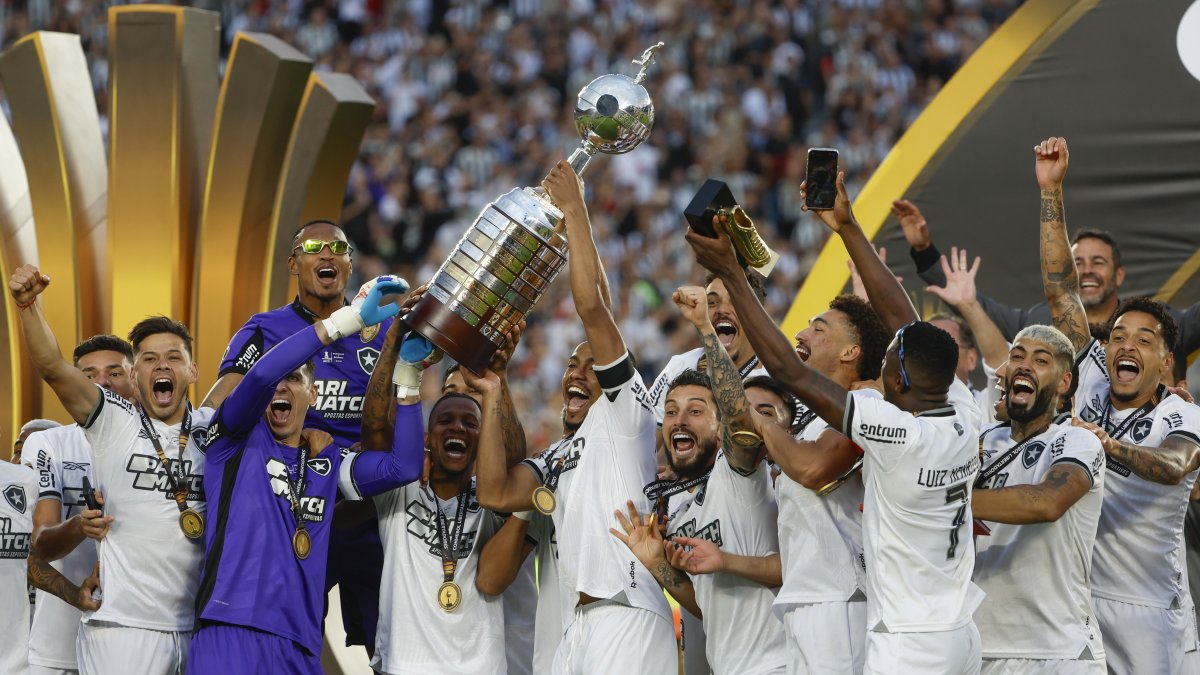 Jugadores de Botafogo celebran con el trofeo, al ganar la Copa Libertadores ante Atlético Mineiro, en el estadio Más Monumental en Buenos Aires, Argentina