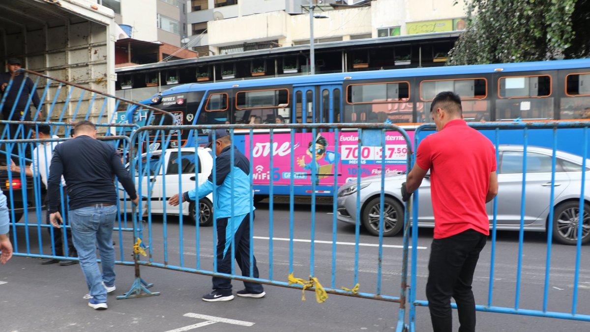 Las vallas metálicas fueron colocadas a lo largo de la avenida De Los Shyris, en el norte de Quito, para evitar desmanes por las fiestas de Quito.