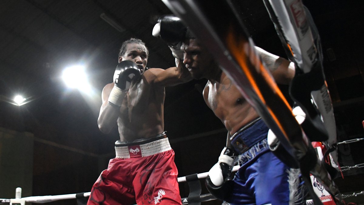 Carlos Mina, en su regreso al ring, conectó fuertes golpes sobre Diego Quiñónez.