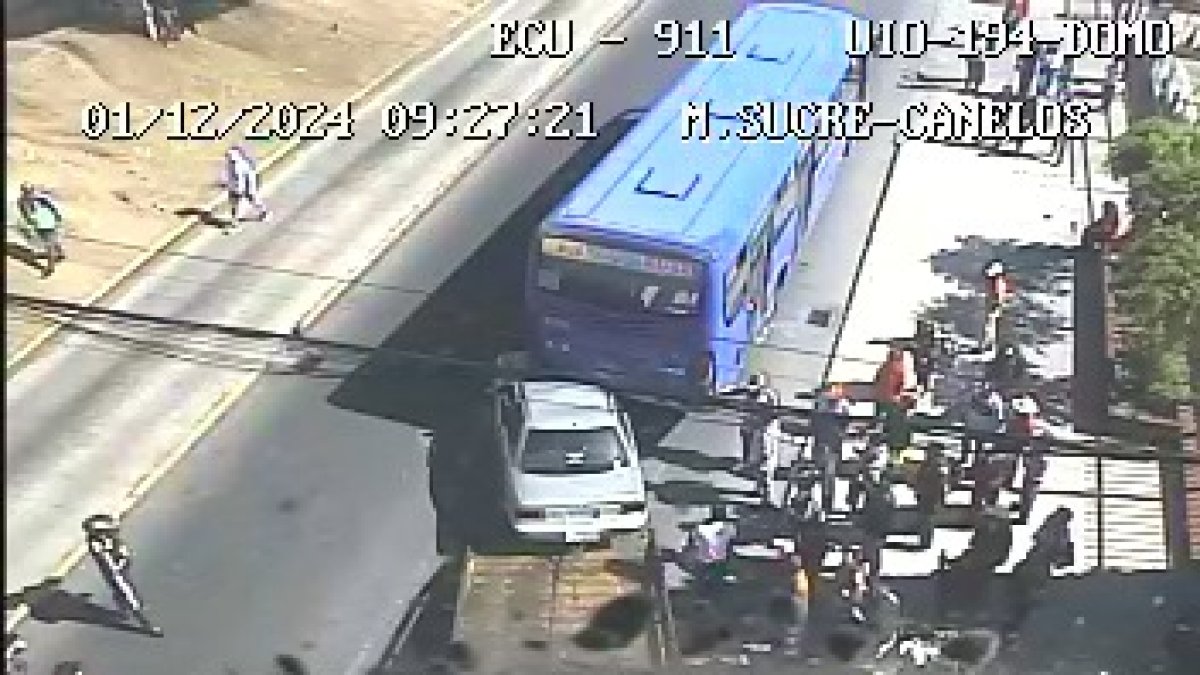 El choque entre el auto y el bus de transporte público dejó una persona herida.