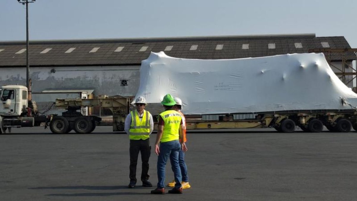 Arribaron 23 nuevos generadores para la central termoeléctrica del Salitral.
