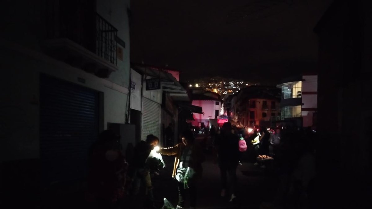 Los cortes de luz continúan en Ecuador.