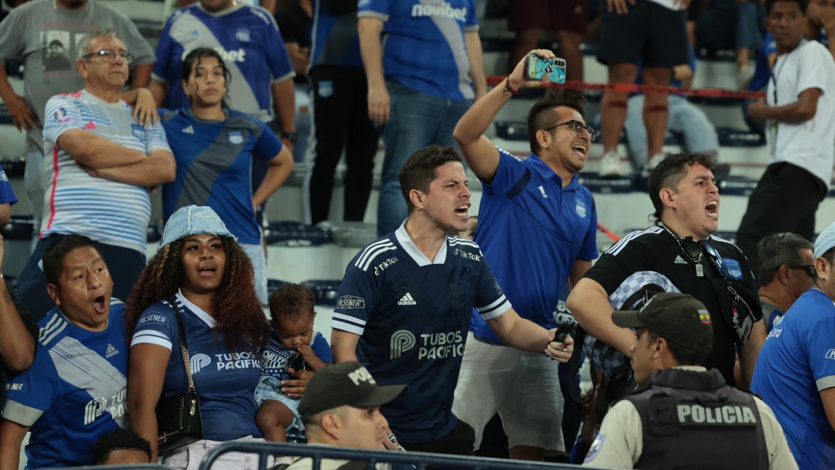 Hinchas de Emelec reprocharon el rendimiento del equipo en la temporada 2024.