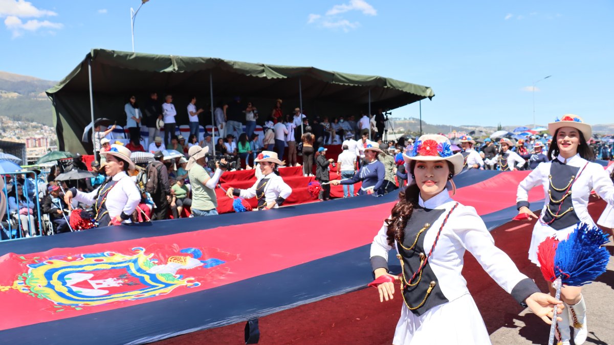 Así se vivió el desfile por los 490 años de fundación de Quito que realizó en el parque Bicentenario.