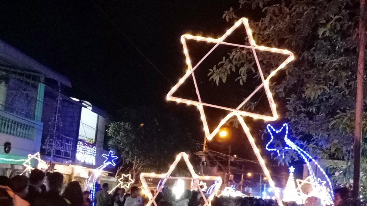 En el barrio Las Cruces, las luces iluminan las calles. O bien cuando llega la luz o con ayuda de generadores.