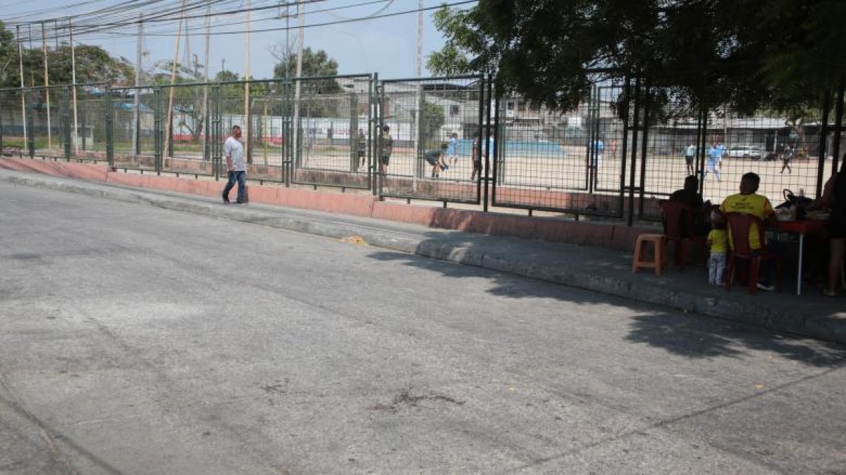 Las víctimas se encontraban bebiendo en este sector, cerca de un colegio de Guayaquil.