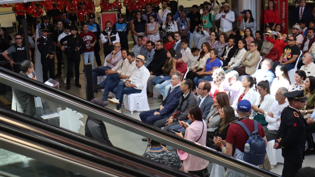 El alcalde Pabel Muñoz asistió al evento por el primer año de operaciones del Metro de Quito.