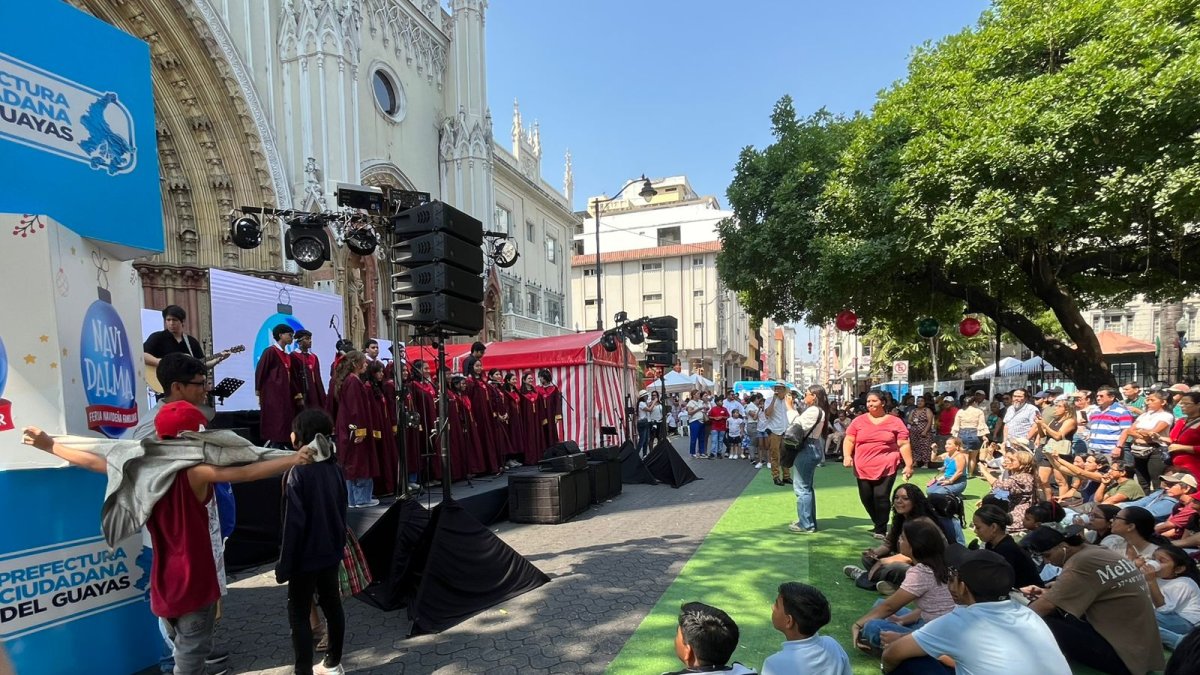 Se trajo un coro de adolescentes para este evento.