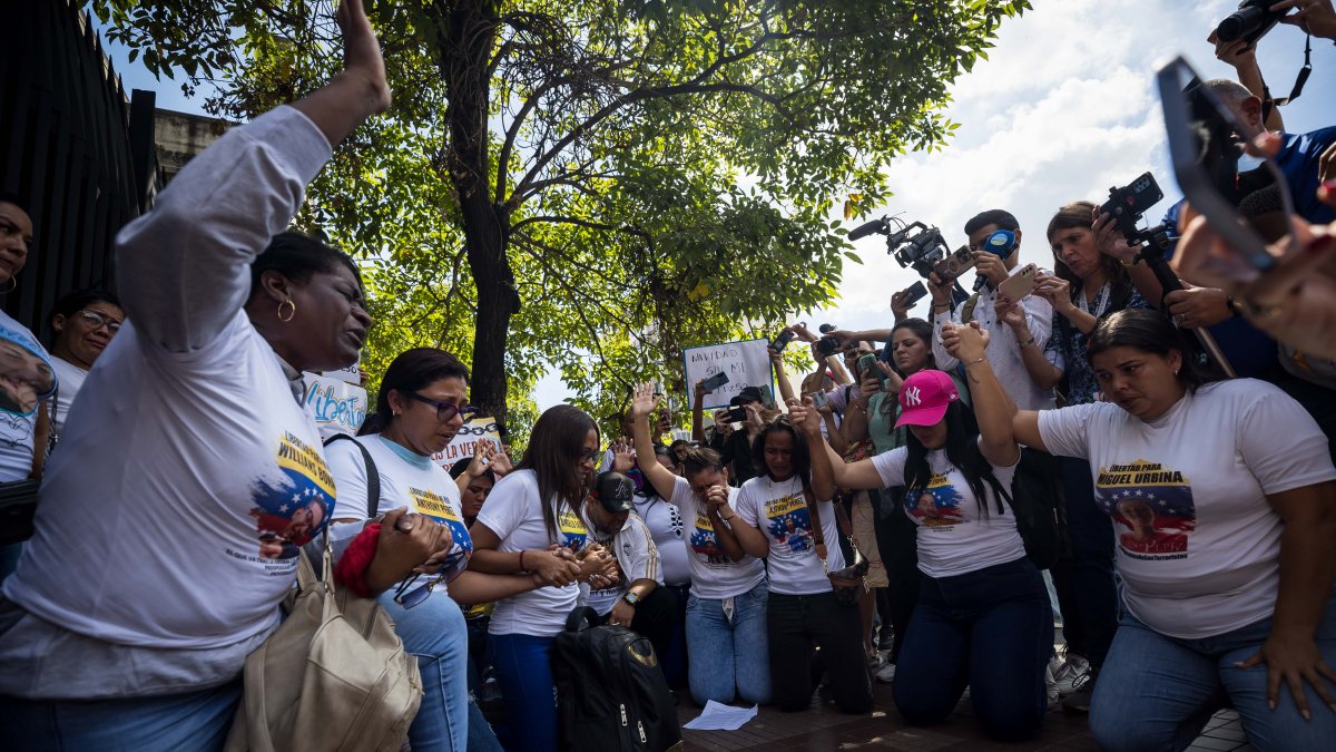 Personas protestan en Caracas para pedir por la liberación de sus familiares detenidos tras las elecciones presidenciales de julio pasado.