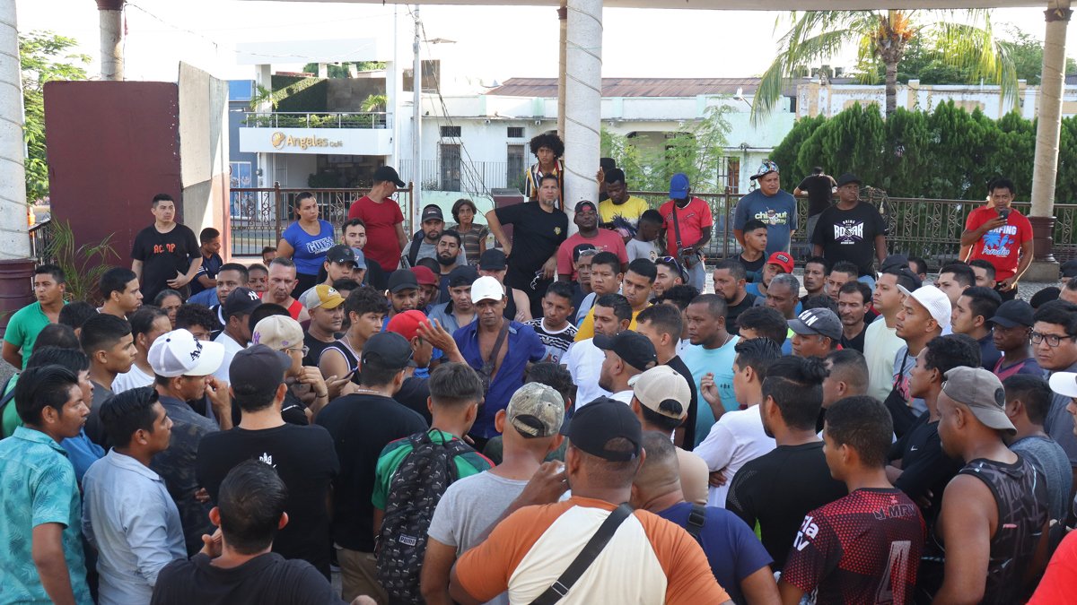 Migrantes se reúnen este domingo 1 de diciembre en una de las principales plazas en la ciudad de Tapachula, en el estado de Chiapas (México).