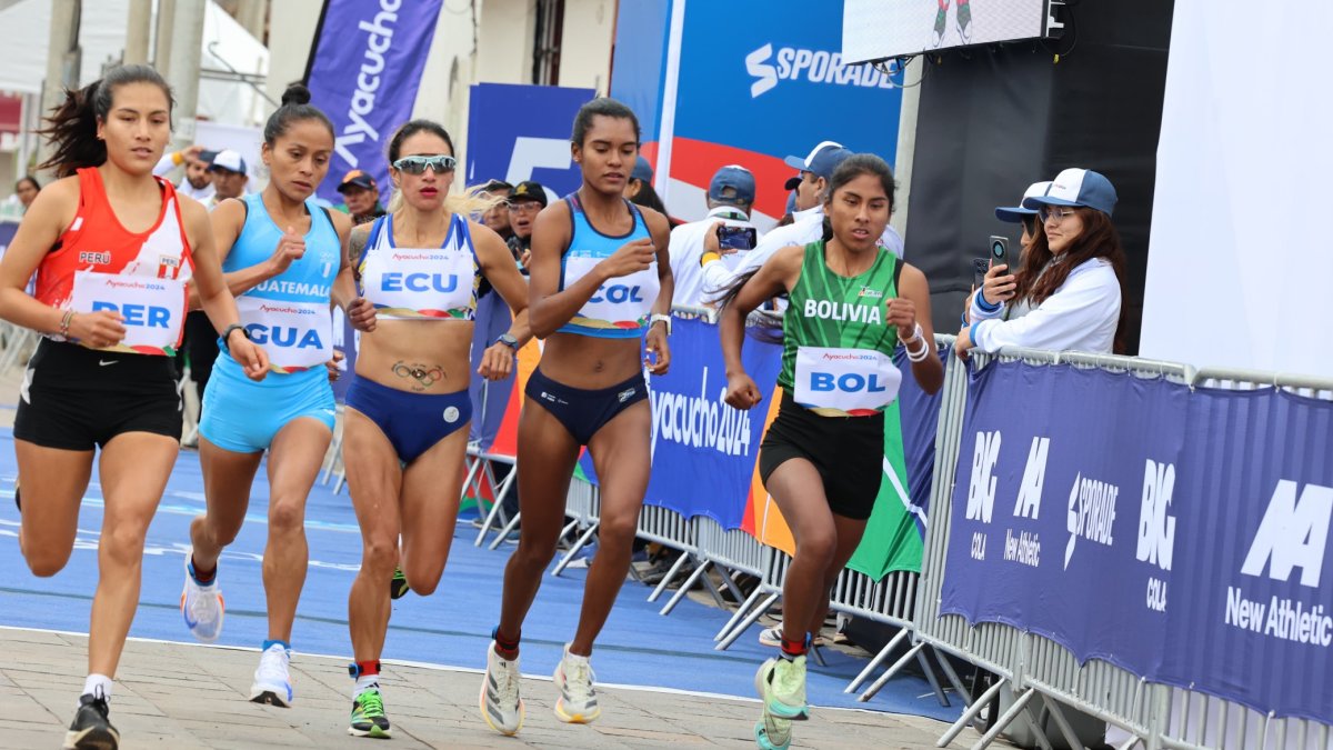 Rosalba Chacha (tercera desde la izquierda) durante la prueba de media maratón, relevos.