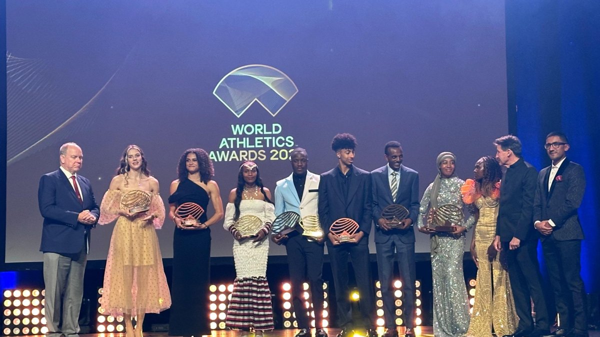 Daniel Pintado (d) durante la gala en Mónaco, junto al resto de finalistas para el galardón.