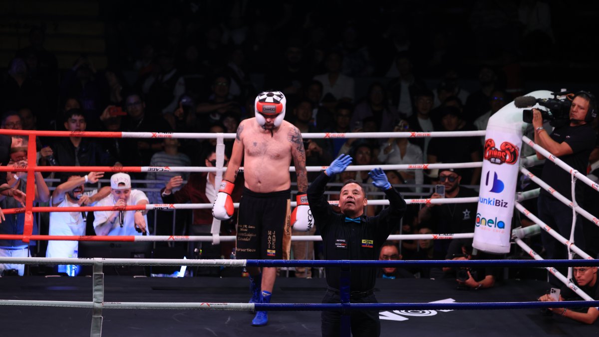 El Nine en medio de uno de los descansos de la pelea que consistió de tres rounds, de dos minutos de tiempo cada uno. Su físico y la altura no lo ayudaron mucho.