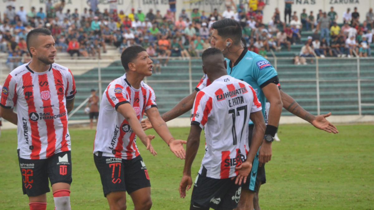 Jugadores de técnico Universitario reclaman al árbitro en el partido ante El Nacional por la fecha 15 de la segunda fase de LigaPro