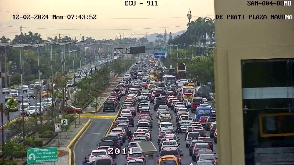 La fila se extendía hasta la Aurora, reportan usuarios.