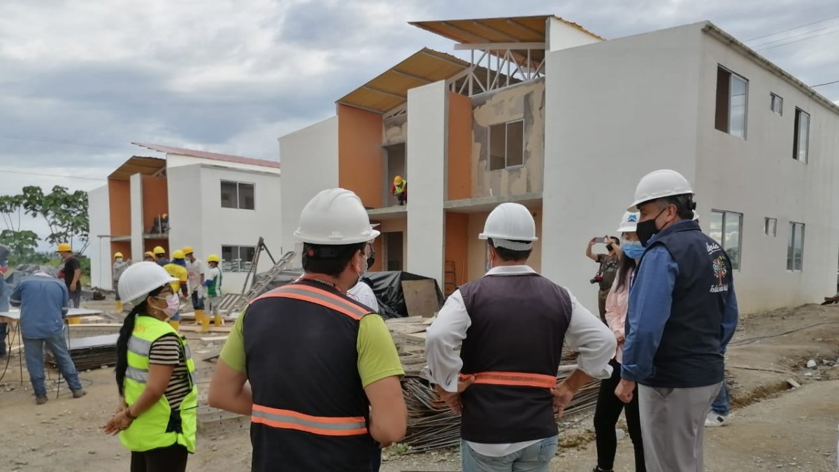 Labor. Un grupo de profesionales en una obra, el gremio de trabajadores dicen que ellos también merecen un incremento de salario.
