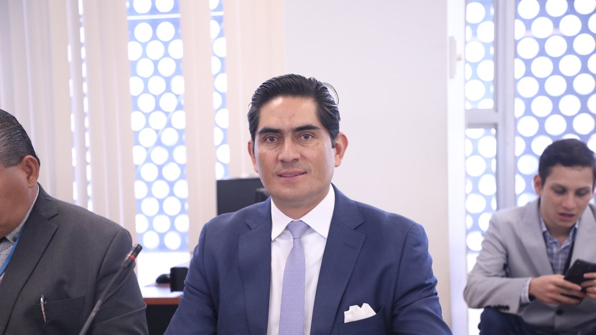 Zapata es Ingeniero en Sistemas e Informática por la Escuela Politécnica del Ejército.