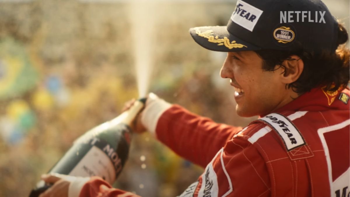 Gabriel Leone interpretando a Ayrton Senna en la nueva serie de Netflix 'Senna'.
