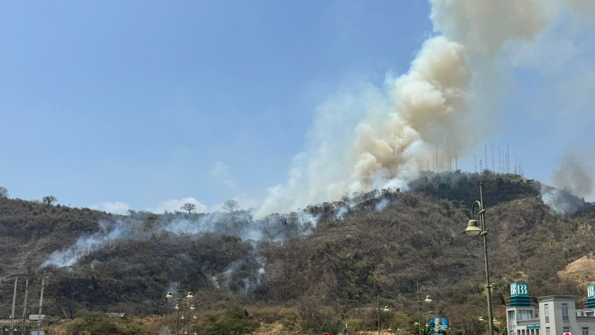 El incendio se divisa desde diferentes partes del norte de la ciudad.