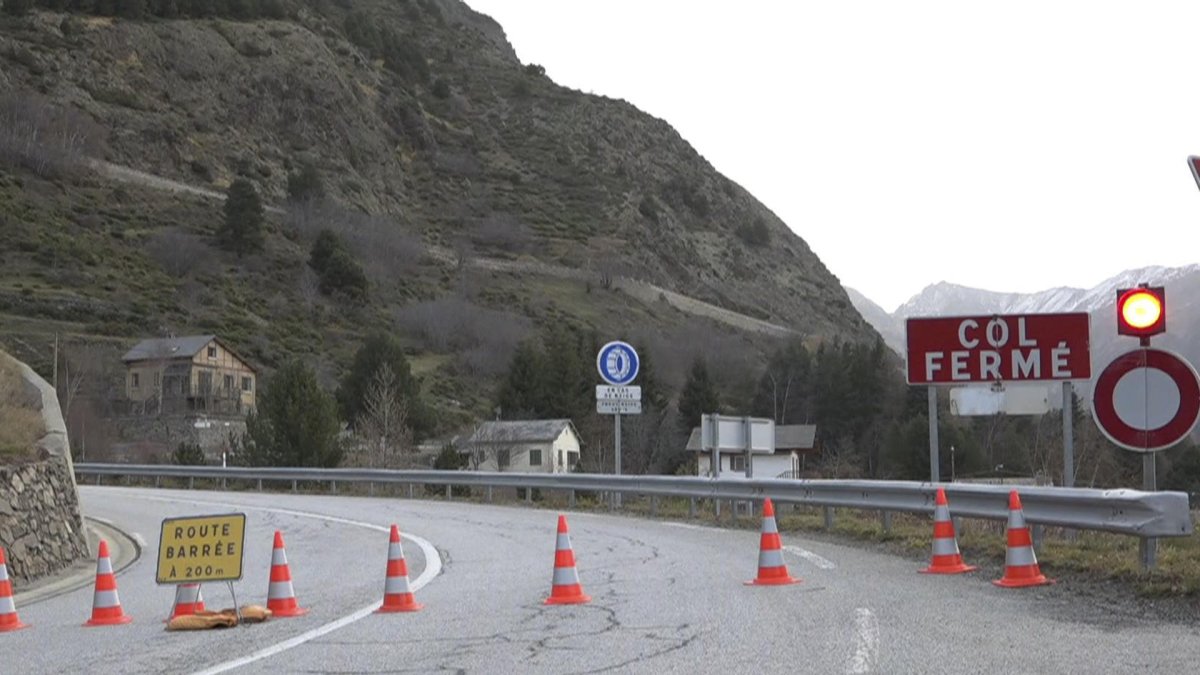 Vista de la carretera cortada en el lugar accidente de autocar, cerca de la localidad de Porté-Puymorens, en el Pirineo francés. El vehículo volvía de Andorra con 47 personas.