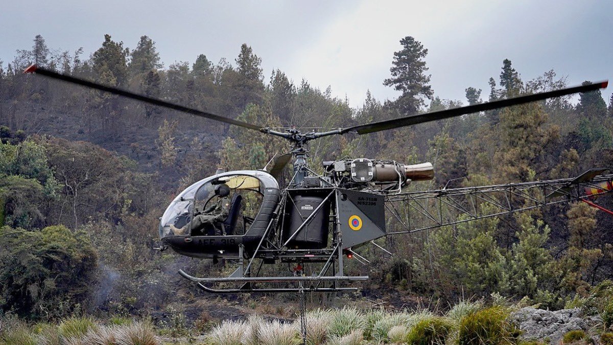 Un aeronave con el sistema Bambi Bucket ha sido desplegada para el incendio forestal en Cerro Azul, en Guayaquil.