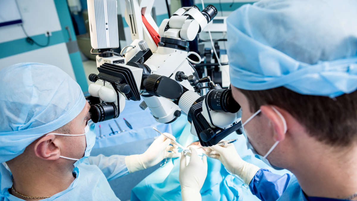 Referencial. Médicos del país realizaron la primera cirugía cerebral asistida por inteligencia artificial.