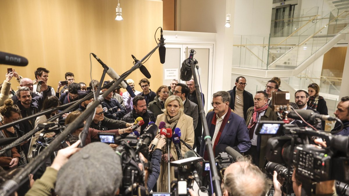 La líder de extrema derecha, Marine Le Pen, después de una audiencia en un juicio sobre la supuesta creación de empleos falsos.